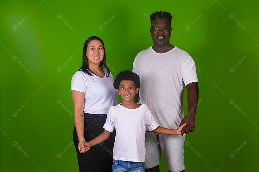 Pai e mãe e filho sorridentes sobre fundo verde isolado