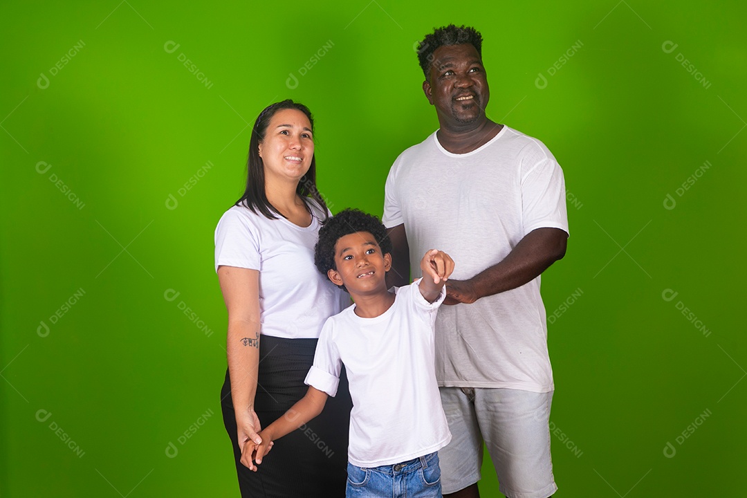 Foto-Pai e mãe e filho sorridentes sobre fundo verde isolado