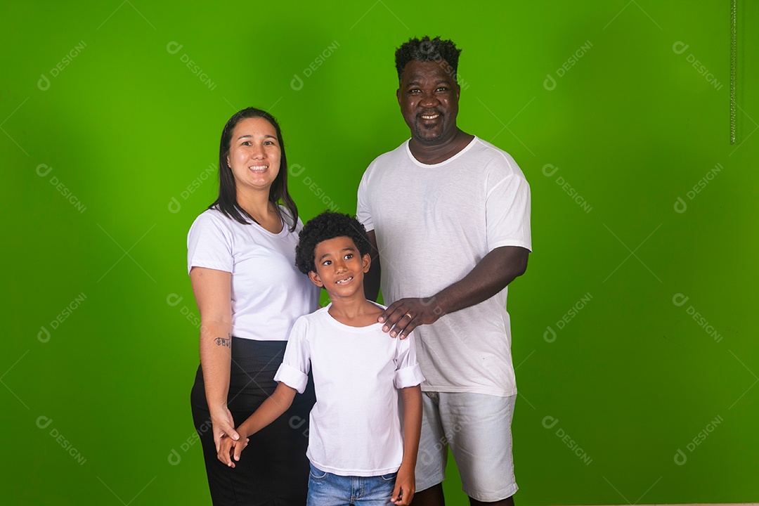 Pai e mãe e filho sorridentes sobre fundo verde isolado