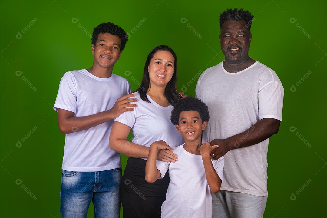 Pai e mãe e filhos sorridentes sobre fundo verde isolado
