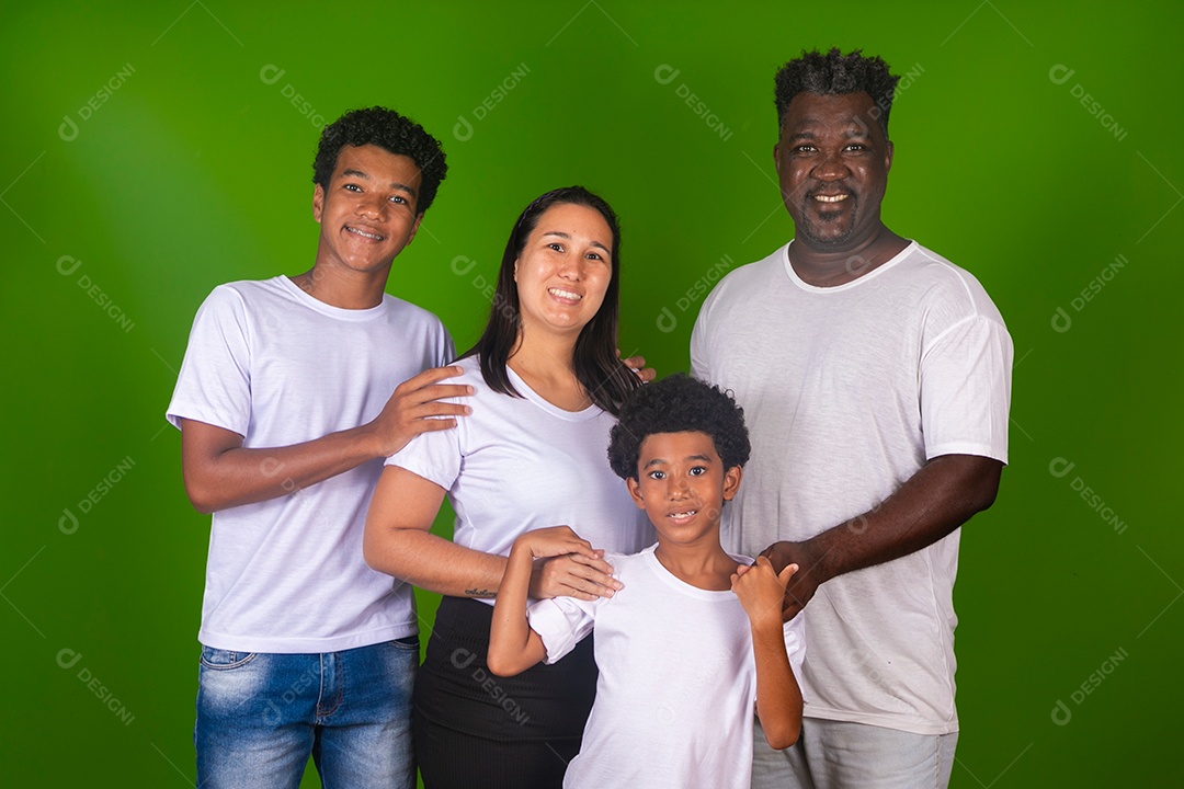 Pai e mãe e filhos sorridentes sobre fundo verde isolado
