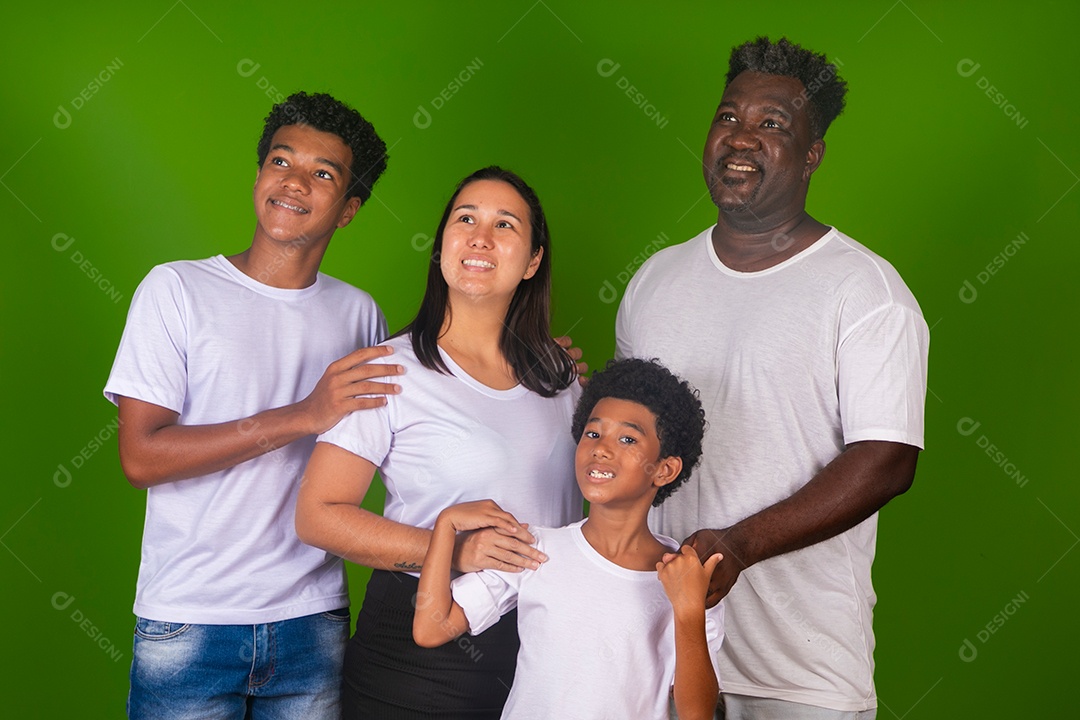 Pai e mãe e filhos sorridentes sobre fundo verde isolado