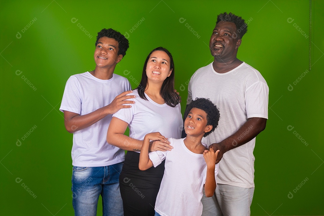 Pai e mãe e filhos sorridentes sobre fundo verde isolado