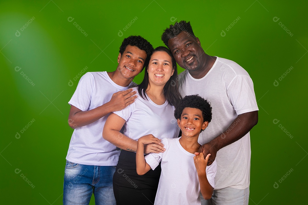 Pai e mãe e filhos sorridentes sobre fundo verde isolado