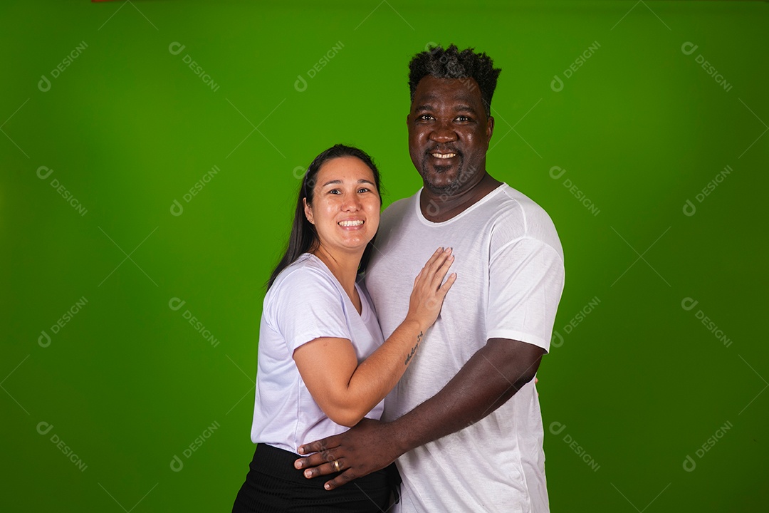 Lindo casal sorridente sobre fundo verde isolado