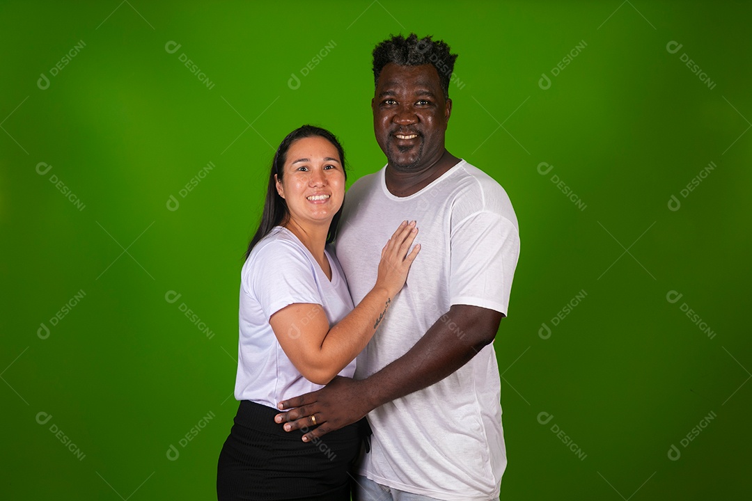 Lindo casal sorridente sobre fundo verde isolado