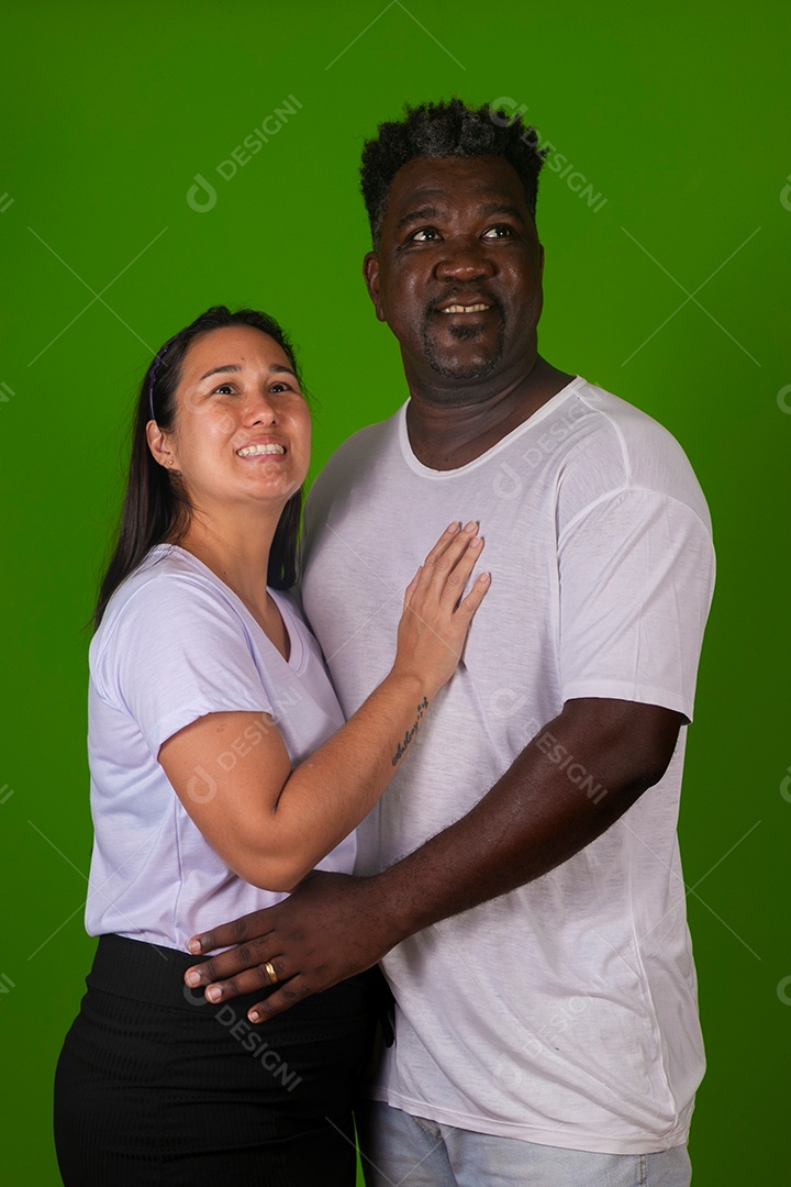 Lindo casal sorridente sobre fundo verde isolado
