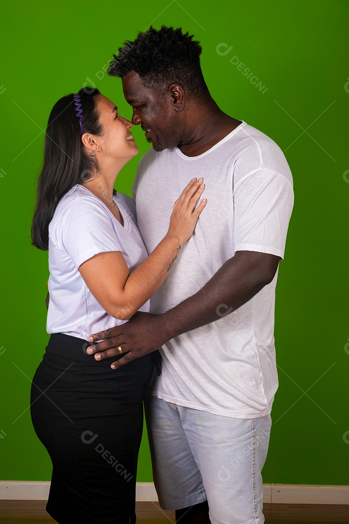 Lindo casal sorridente sobre fundo verde isolado