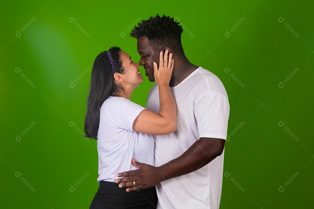 Lindo casal sorridente sobre fundo verde isolado