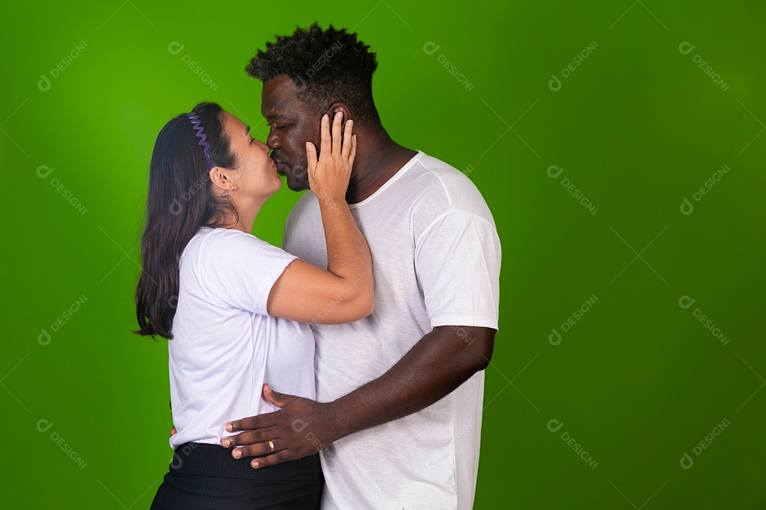 Lindo casal se beijando sobre fundo verde isolado