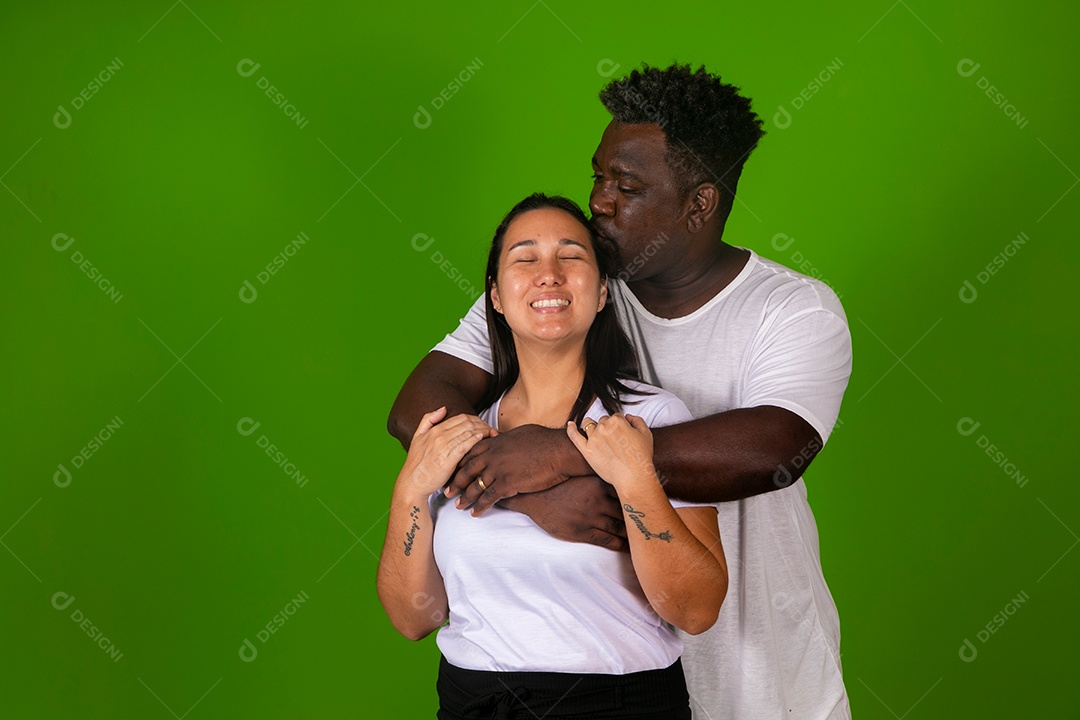 Lindo homem dando carinho em sua mulher sobre fundo verde isolado