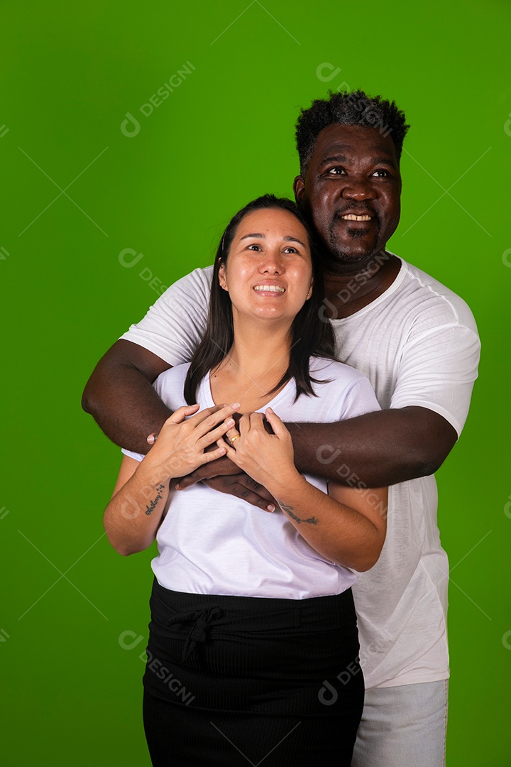 Lindo casal sorridente sobre fundo verde isolado
