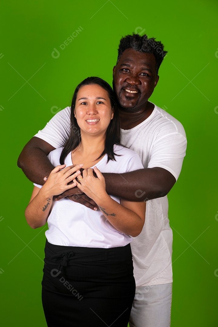 Lindo casal sorridente sobre fundo verde isolado