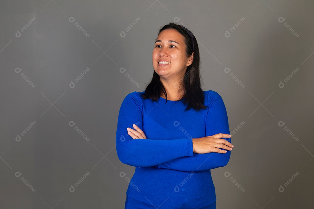 Linda mulher sorridente  de roupa azul sobre fundo isolado