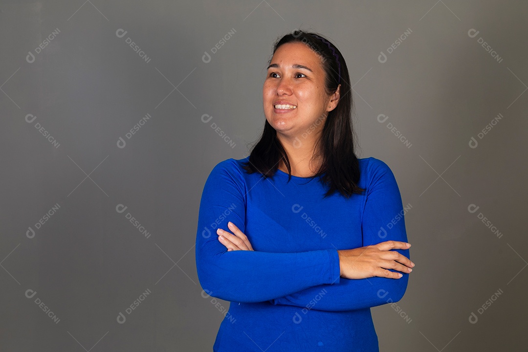 Linda mulher sorridente  de roupa azul sobre fundo isolado