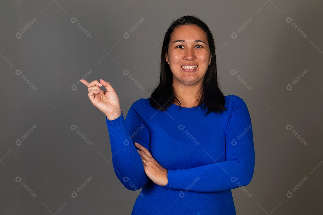 Linda mulher sorridente  de roupa azul sobre fundo isolado