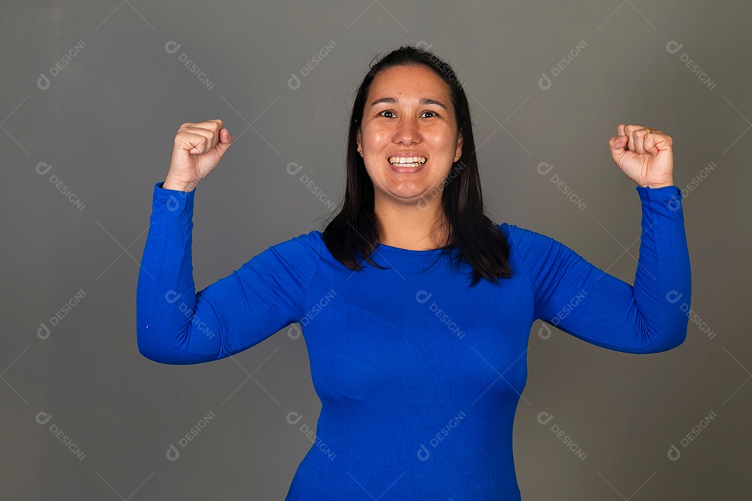 Linda mulher sorridente  de roupa azul sobre fundo isolado