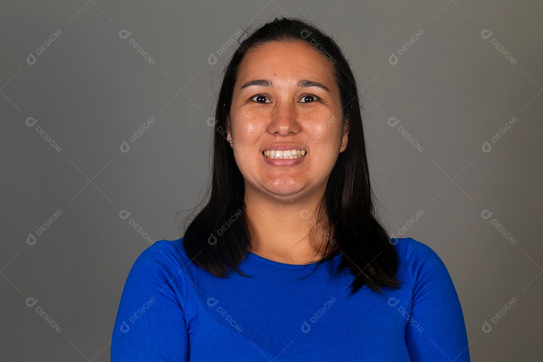 Linda mulher sorridente  de roupa azul sobre fundo isolado