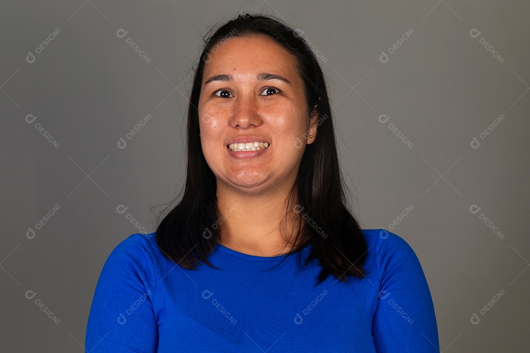Linda mulher sorridente  de roupa azul sobre fundo isolado