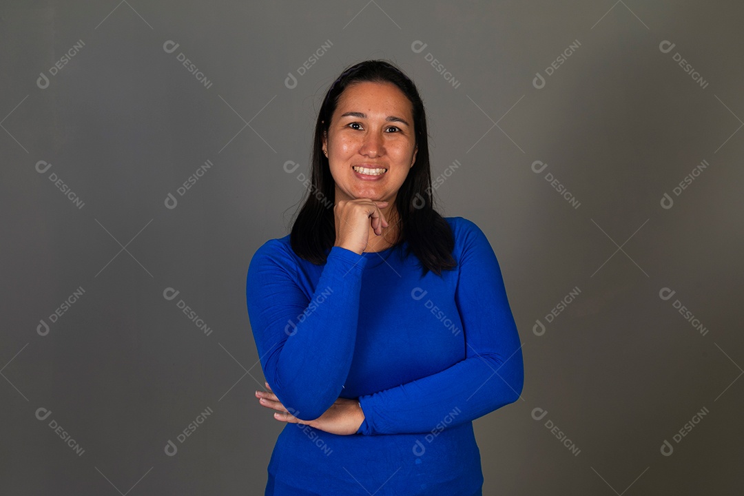 Linda mulher sorridente  de roupa azul sobre fundo isolado