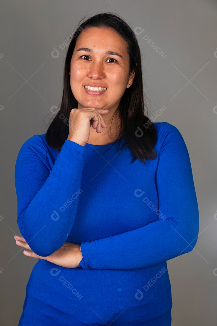 Linda mulher sorridente  de roupa azul sobre fundo isolado
