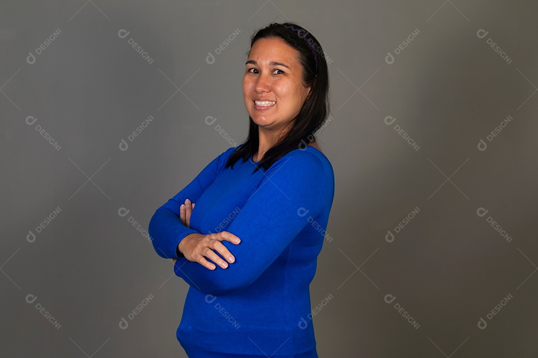 Linda mulher sorridente  de roupa azul sobre fundo isolado