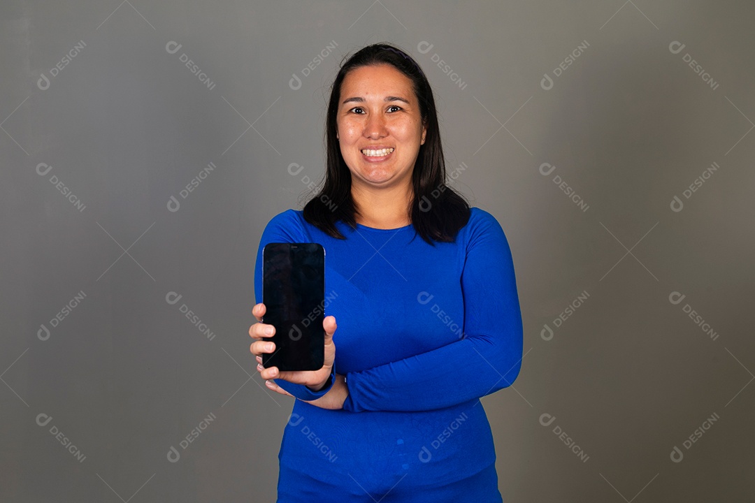 Linda mulher sorridente segurando smartfhone sobre fundo isolado