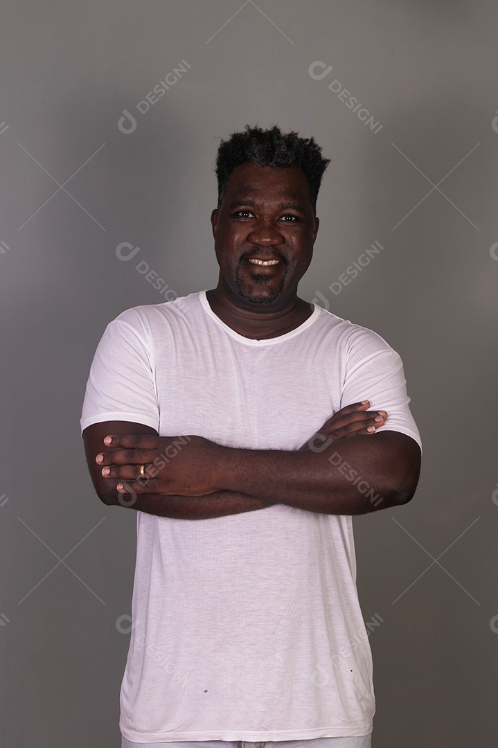 Lindo homem sorridente de roupa branca sobre fundo isolado