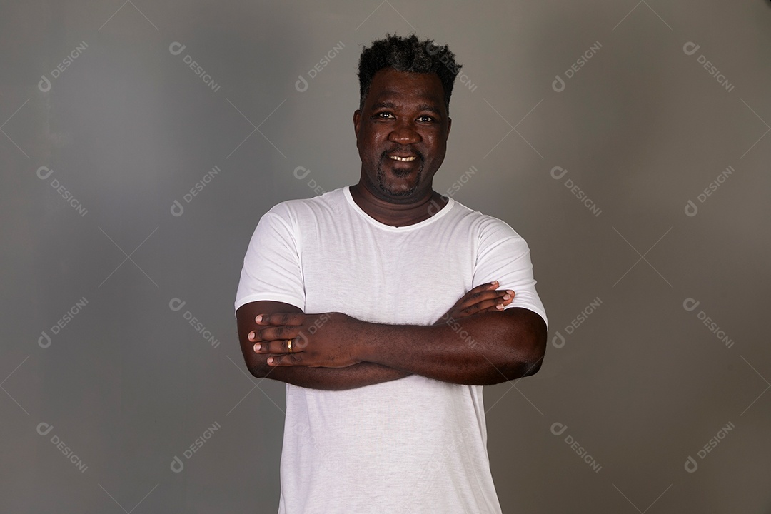 Lindo homem sorridente de roupa branca sobre fundo isolado
