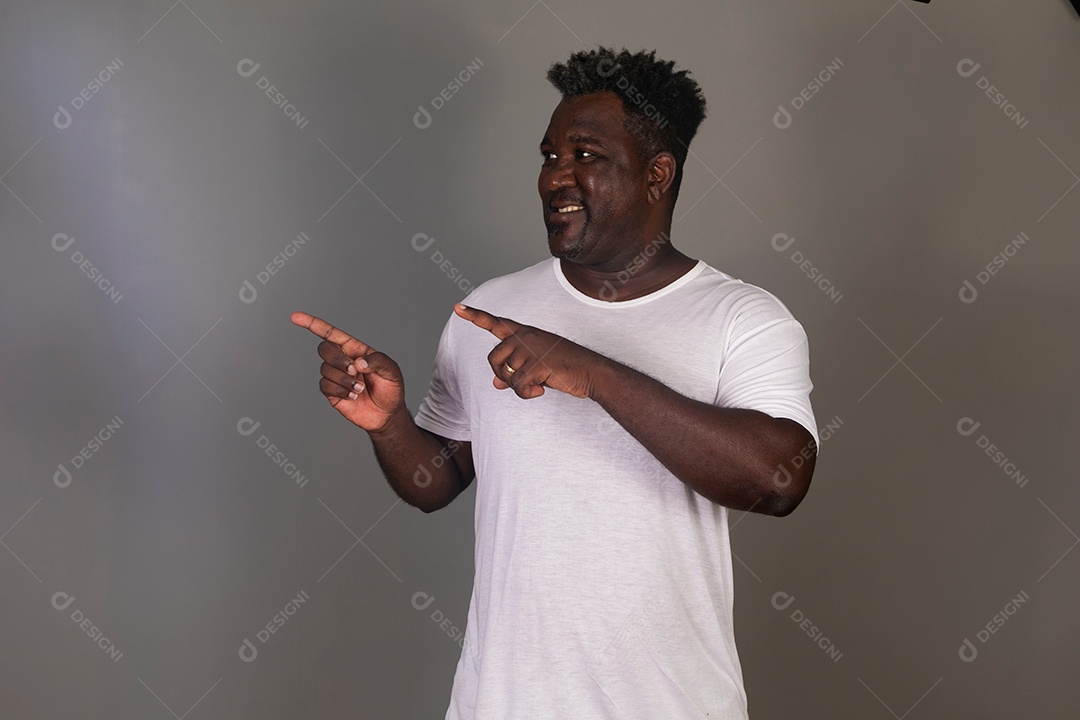 Lindo homem sorridente de roupa branca sobre fundo isolado