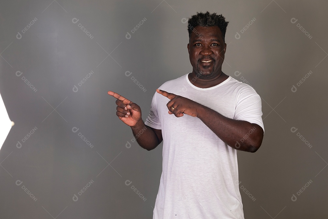 Lindo homem sorridente de roupa branca sobre fundo isolado