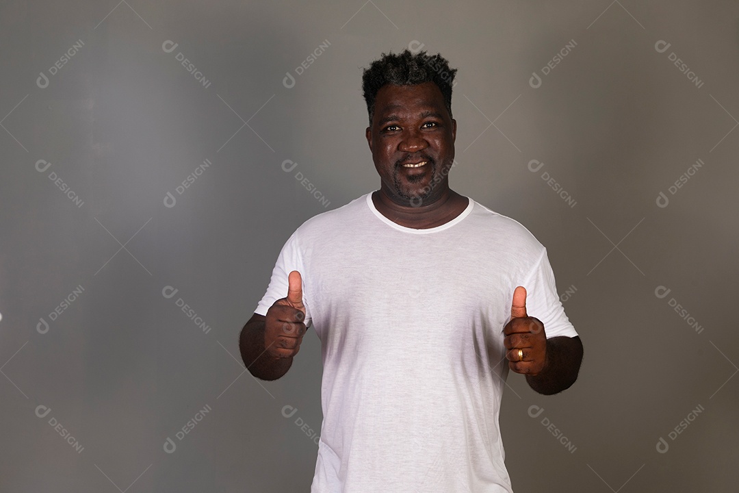 Lindo homem sorridente de roupa branca sobre fundo isolado