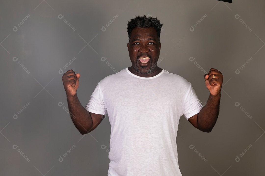 Lindo homem sorridente de roupa branca sobre fundo isolado