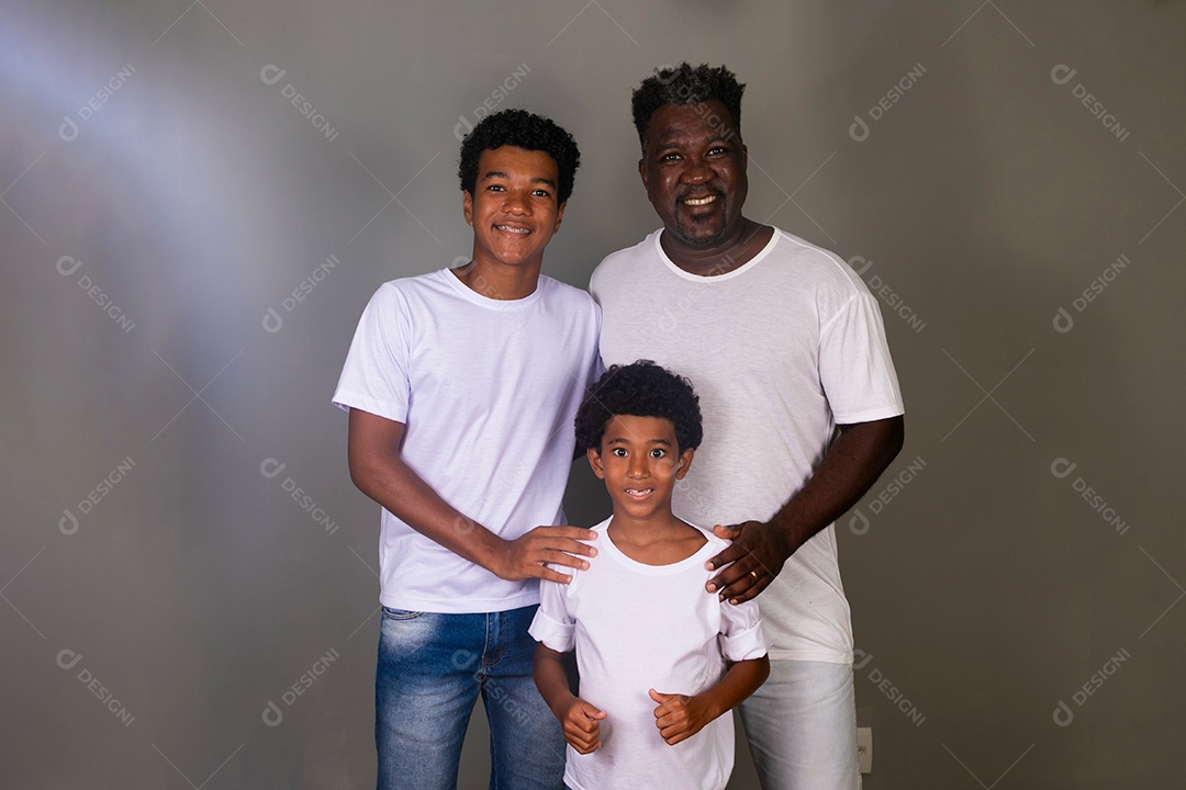 Lindo pai e filhos se abraçando sorridentes sobre fundo isolado