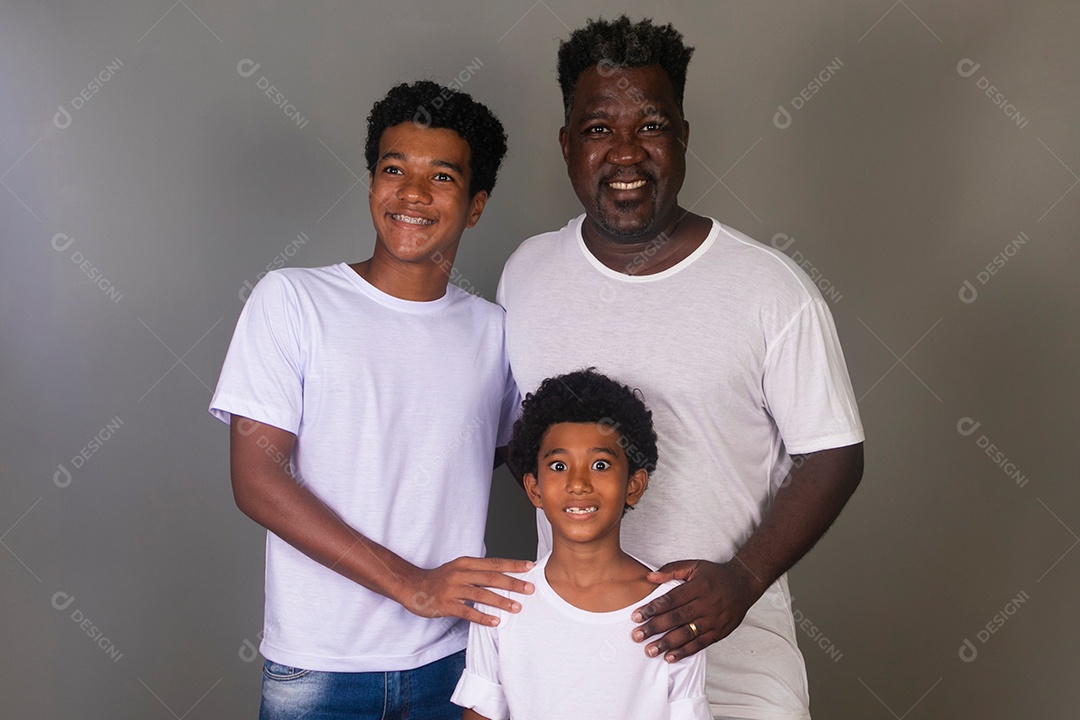 Lindo pai e filhos se abraçando sorridentes sobre fundo isolado