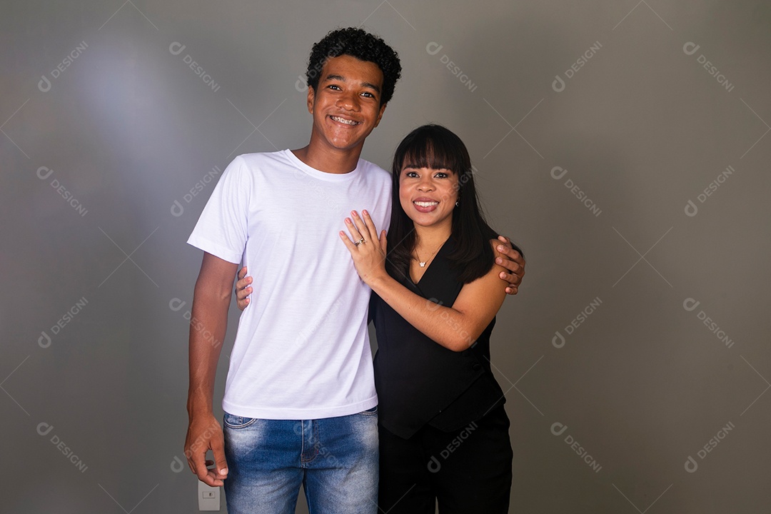 Linda mãe e filho negro se abraçando e sorrindo sobre fundo isolado