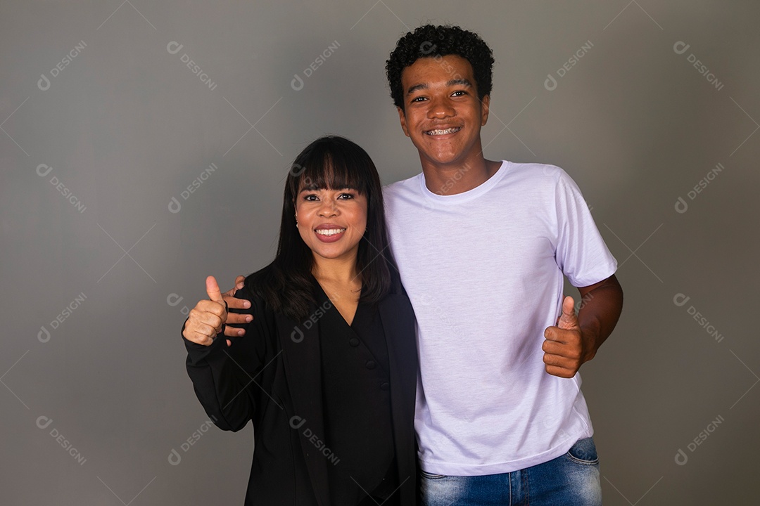 Linda mãe e filho negro sorrindo sobre fundo isolado