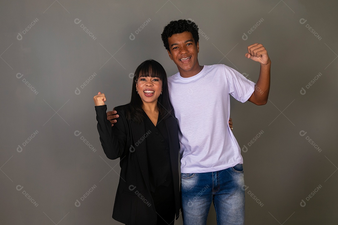 Linda mãe e filho negro se abraçando e sorrindo sobre fundo isolado