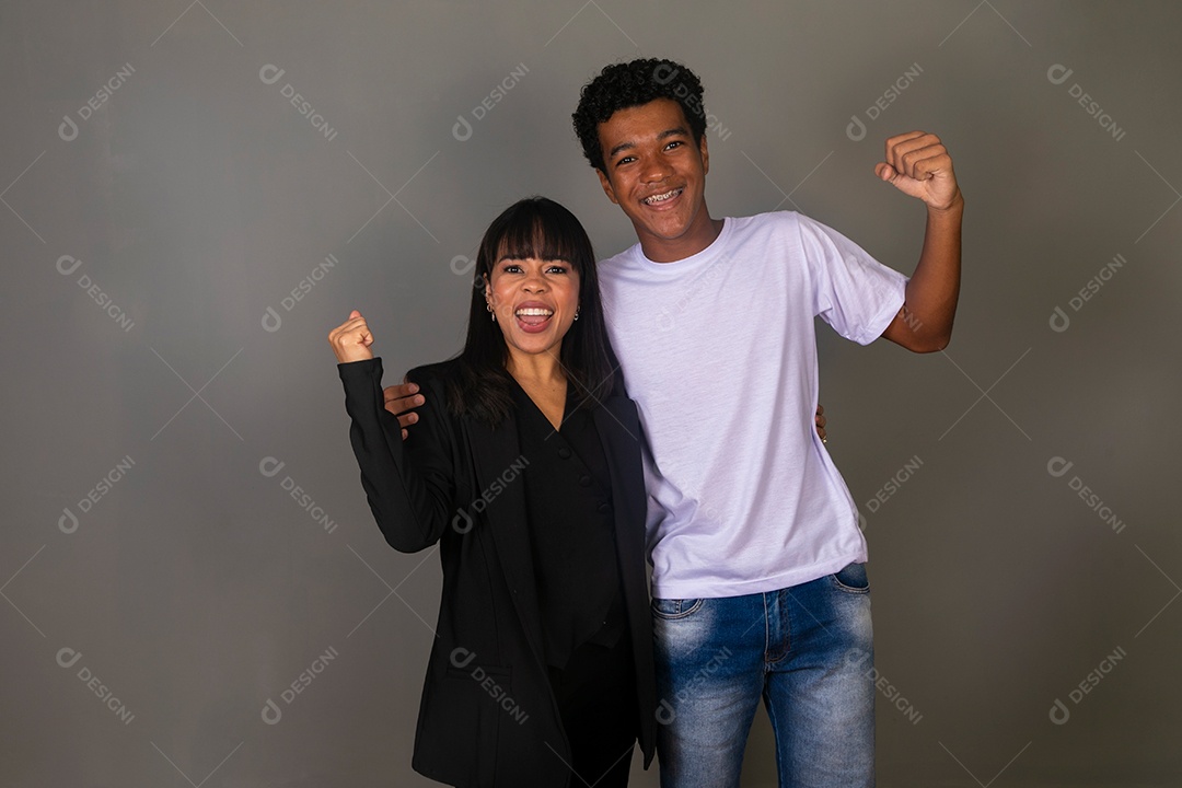 Linda mãe e filho negro se abraçando e sorrindo sobre fundo isolado