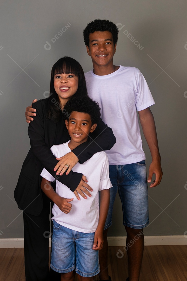 Linda mãe e filhos negro se abraçando e sorrindo sobre fundo isolado