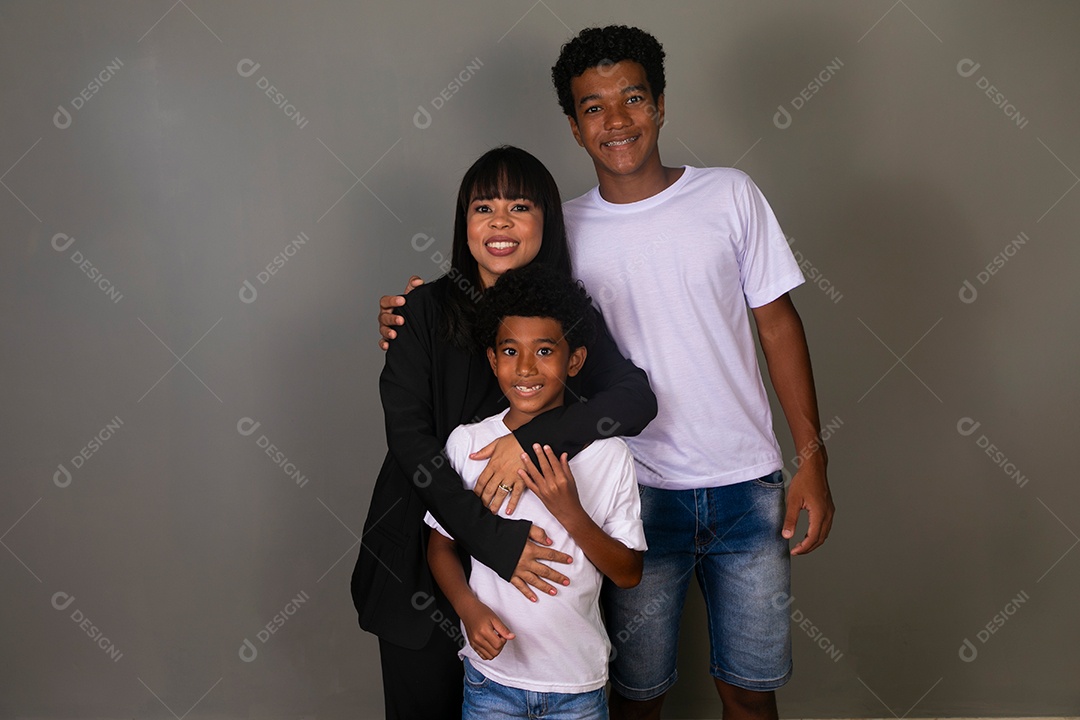 Linda mãe e filhos negro se abraçando e sorrindo sobre fundo isolado
