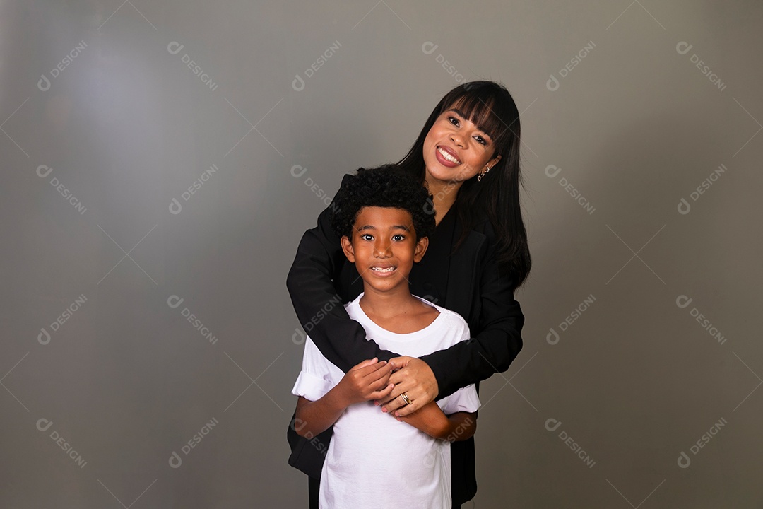 Linda mãe e filho negro se abraçando e sorrindo sobre fundo isolado