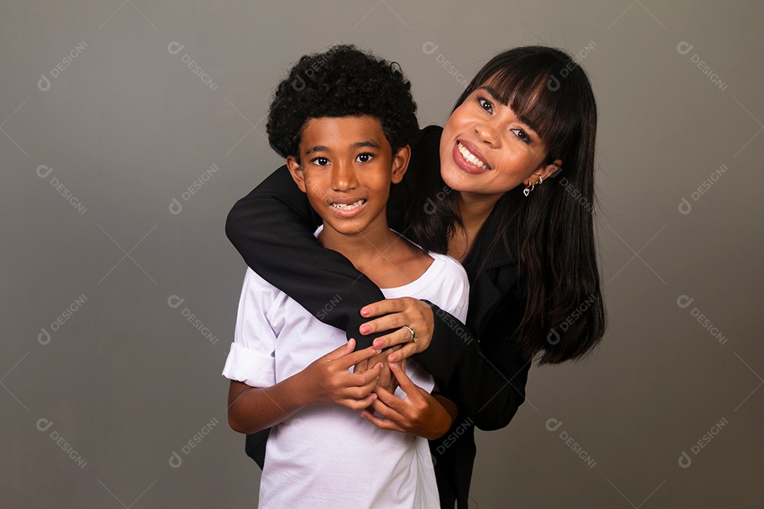 Linda mãe e filho negro se abraçando e sorrindo sobre fundo isolado