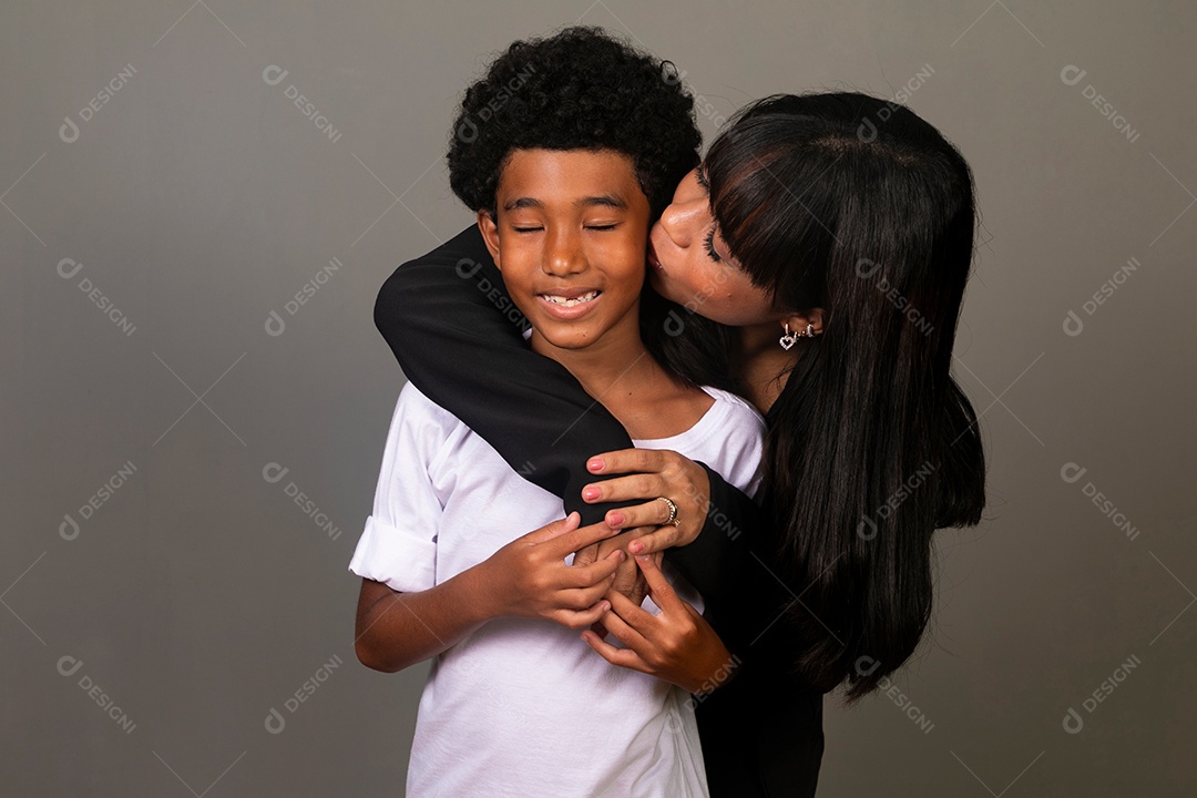 Linda mãe e filho negro se abraçando e sorrindo sobre fundo isolado