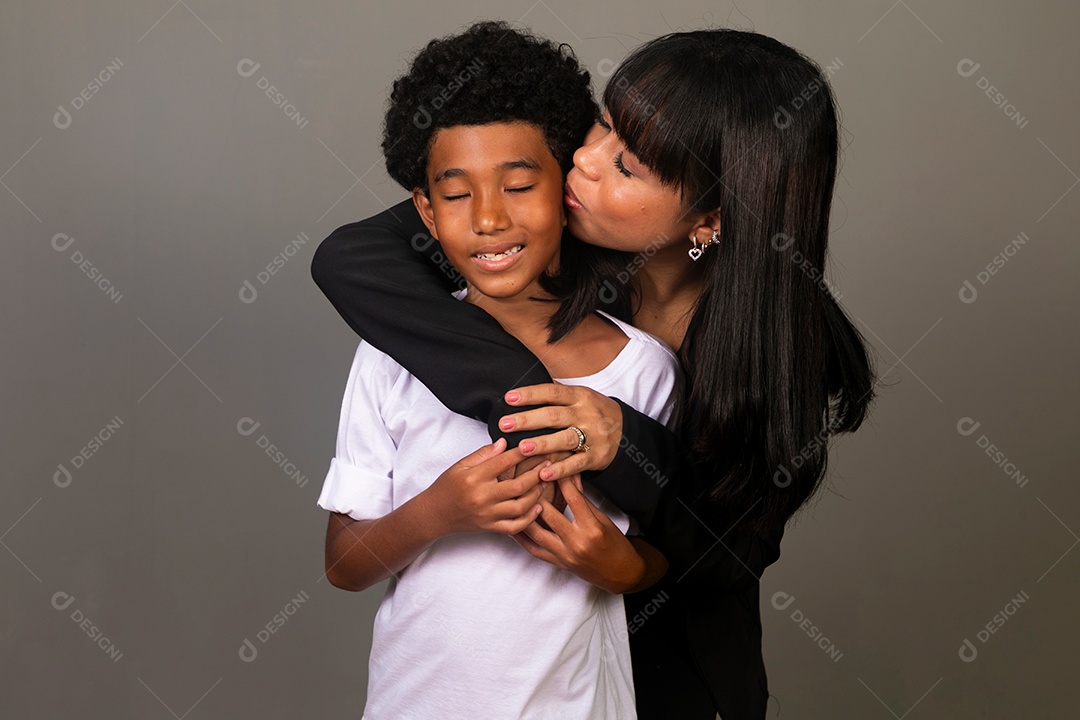 Linda mãe e filho negro se abraçando e sorrindo sobre fundo isolado