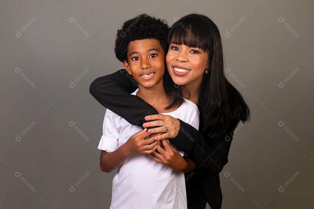 Linda mãe e filho negro se abraçando e sorrindo sobre fundo isolado