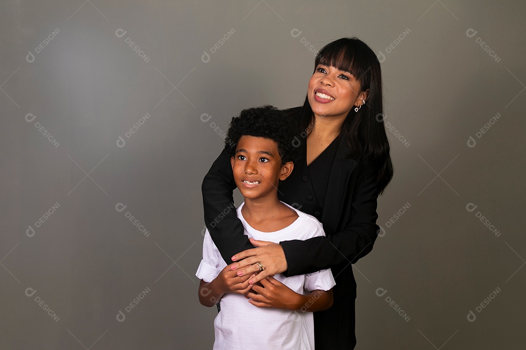 Linda mãe e filho negro se abraçando e sorrindo sobre fundo isolado