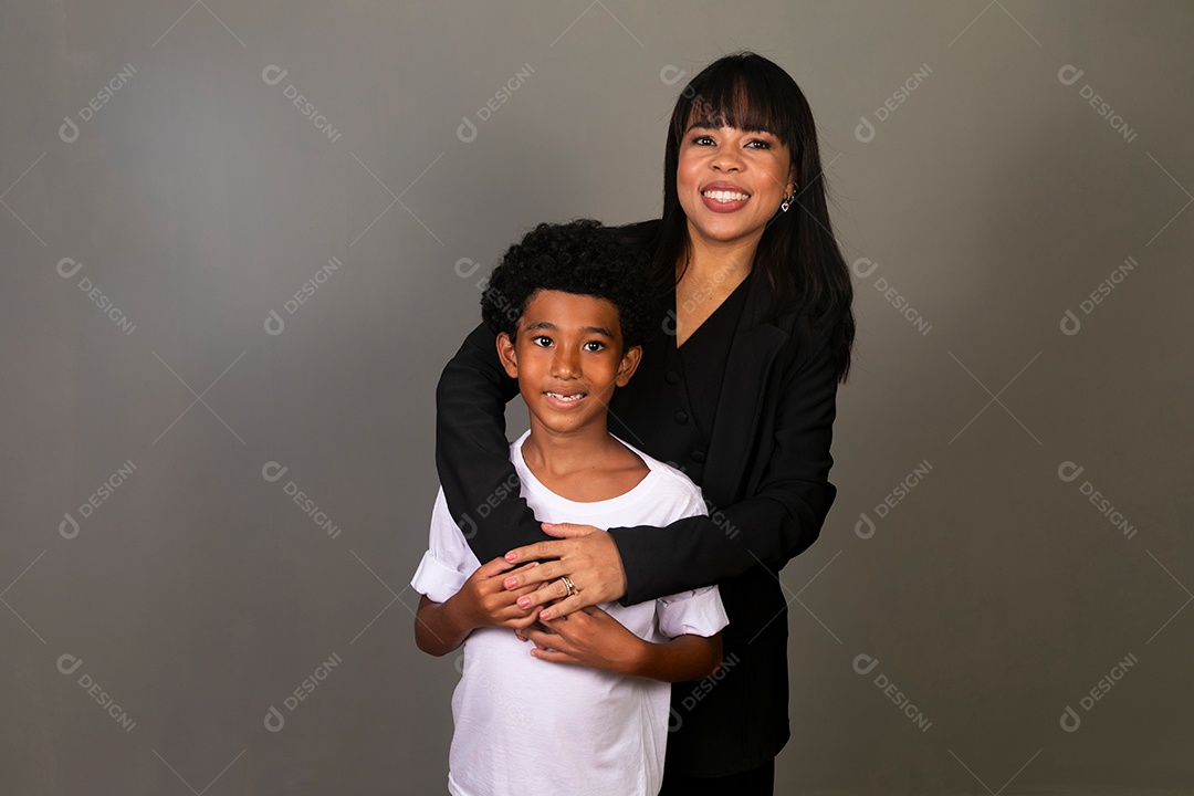 Linda mãe e filho negro se abraçando e sorrindo sobre fundo isolado