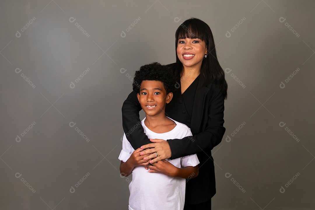 Linda mãe e filho negro se abraçando e sorrindo sobre fundo isolado