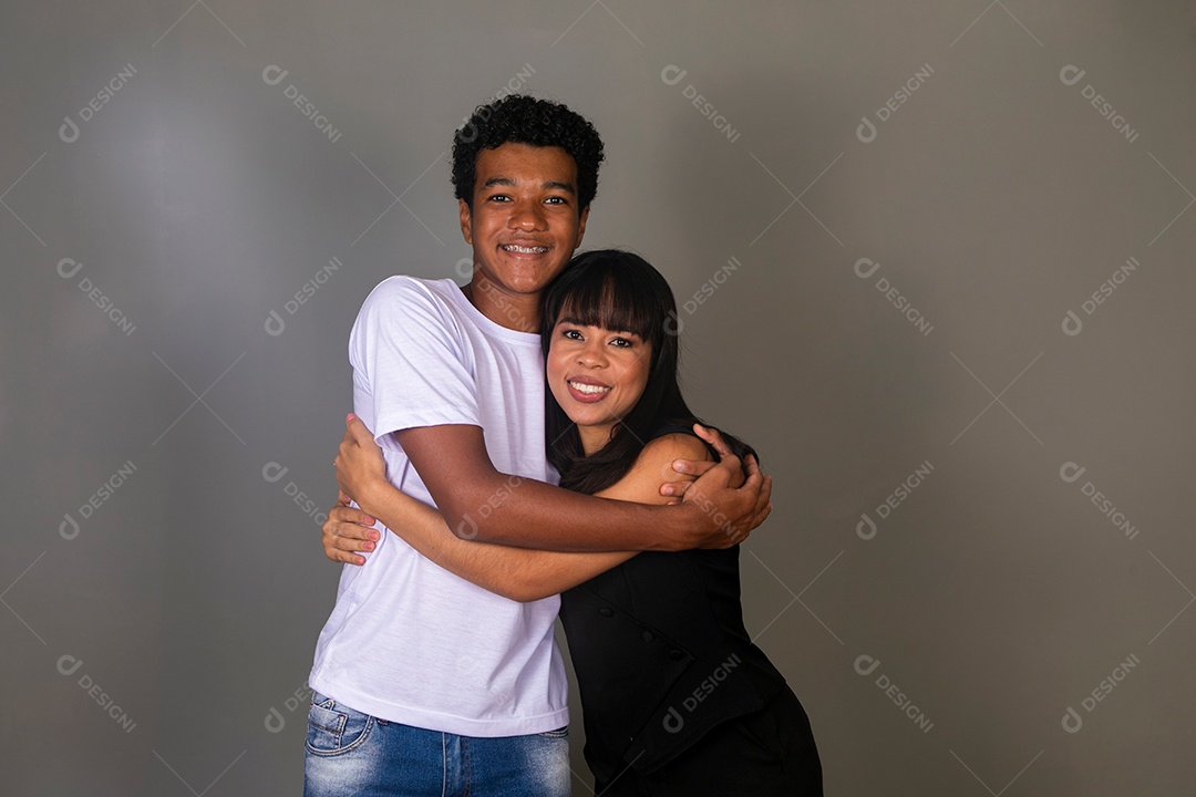 Linda mãe e filho negro se abraçando e sorrindo sobre fundo isolado